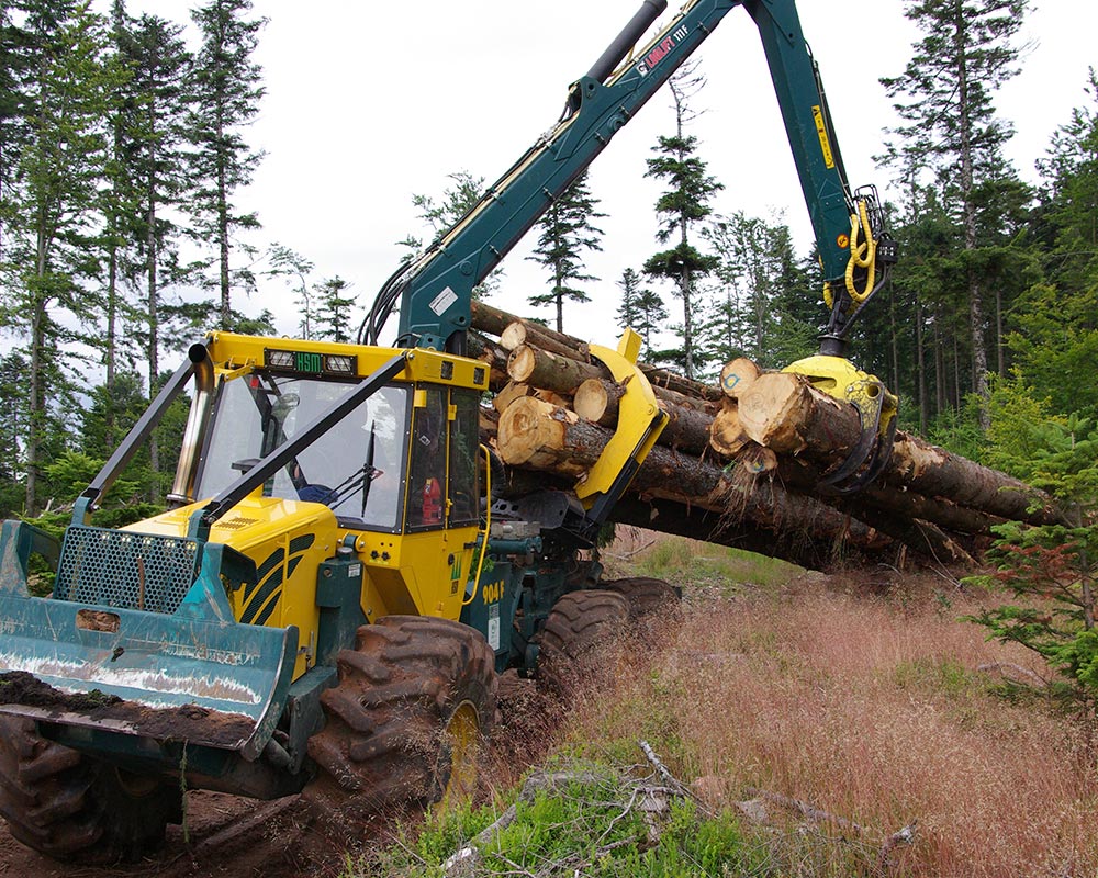 Auf Forstfahrzeugen von 12 bis 16 Tonnen kann die Klemmbank 2,0 m² problemlos moniert werden